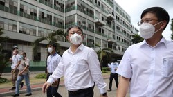 Ông Dương Anh Đức (giữa), Phó Chủ tịch UBND TP.HCM kiểm tra công tác phòng chống dịch Covid-19 tại Công ty TNHH PouYuen Việt Nam - Ảnh: Hoàng Triều