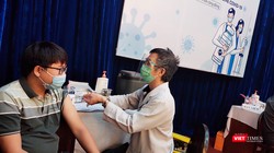 Tiêm chủng vaccine COVID-19 cho người dân TP.HCM - Ảnh: Hoà Bình