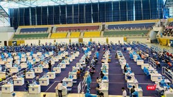 Tiêm chủng COVID-19 tại Nhà thi đấu Phú Thọ gây ý kiến hai chiều (Ảnh: CTV) 