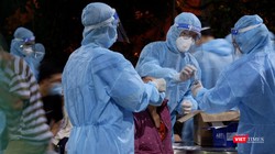 Lấy mẫu thử toàn quận Bình Tân, một địa bàn "nóng" hiện có 711 ca dương tính (Ảnh: HCDC) 