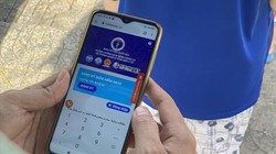 Người dân TP.HCM khai báo y tế điện tử khi đi chợ (Ảnh: LĐ) 