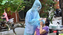 Sinh viên Đại học Kỹ thuật Y tế Hải Dương đang lấy mẫu test nhanh COVID - 19 tại chung cư Phạm Viết Chánh, phường 19, quận Bình Thạnh ngày 11/7 