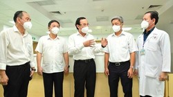 Bí thư Thành uỷ TPHCM Nguyễn Văn Nên trao đổi cùng các đồng chí lãnh đạo Bộ Y Tế, lãnh đạo UBND TP.HCM, Sở Y Tế,lãnh đạo Bệnh viện hồi sức Covid-19- Ảnh: Việt Dũng