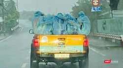 Đoàn công tác đến lấy mẫu xét nghiệm COVID-19 cho các quận, huyện đội mưa Sài Gòn đi chống dịch - Ảnh: CTV