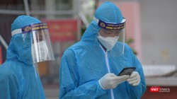 Quay cuồng đưa F0 đi cách ly ở tâm dịch TP.HCM; các đội truy vết F0 gọi điện từ sáng tới tối, nhiệm vụ càng lúc càng căng thẳng khi số ca nhiễm lên cao (Ảnh: HCDC) 