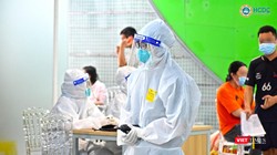 Trong lúc toàn bộ hệ thống y tế điều trị COVID-19 đều quá tải, việc hàng ngàn bệnh nhân được xuất viện là tin vui và nguồn động lực để các "chiến binh" áo trắng tiếp tục "chiến đấu" - Ảnh: HCDC 