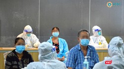 Nhân viên y tế tại Bệnh viện dã chiến số 5 đón bệnh nhân vào điều trị COVID-19 (Ảnh: HCDC) 