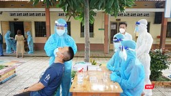 Thực hiện lấy mẫu xét nghiệm cho người dân tại TP Thủ Đức. Ảnh: HCDC