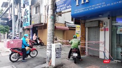 Shipper vận chuyển hàng thiết yếu tới khu phong toả, cách ly tại quận 10 (TP.HCM) - Ảnh: Hoà Bình