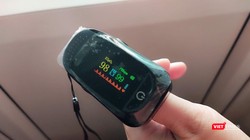 Khi cách ly F0 tại nhà, cần dự phòng máy đo nồng độ oxy trong máu - Ảnh: Hoà Bình