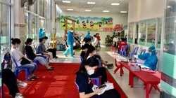 Sinh viên KTX Trường ĐH Bách khoa chờ tiêm vaccine phòng Covid-19. Ảnh: KTX ĐHBK