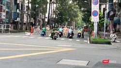 Lực lượng chức năng kiểm tra kỹ các đối tượng lưu thông trên đường. Ảnh Hoà Bình