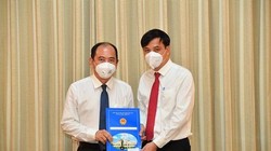 Phó Chủ tịch UBND TP.HCM Lê Hòa Bình trao quyết định tân Giám đốc Sở Y tế cho PGS-TS Tăng Chí Thượng. Ảnh: Việt Dũng