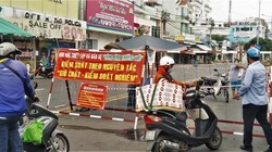 Chỉ những người có giấy đi đường mới được vào Vùng bình thường mới Quận 7 (Ảnh: Nguyên Anh) 