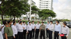 Thủ tướng và đoàn công tác trong chuyến thị sát khu cách ly tại ký túc xá Đại học Quốc gia TP.HCM, TP Thủ Đức. Ảnh: Huyền Mai