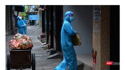 Bộ đội đi chợ hộ giúp người dân trong tâm dịch TP.HCM - Ảnh: Trần Thế Phong