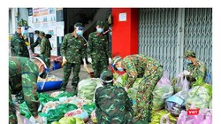 Bộ đội đi chợ hộ giúp người dân trong tâm dịch TP.HCM - Ảnh: Trần Thế Phong