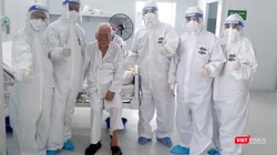 Cụ ông 83 tuổi (ngồi giữa ảnh) chiến thắng COVID-19, được xuất viện về nhà sau 2 tuần điều trị. Ảnh: BVCC 