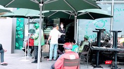 Bán hàng mang đi trong giai đoạn nới lỏng giãn cách ở TP.HCM. Ảnh: Hoà Bình