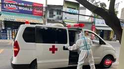 Đón F0 nặng ở TP.HCM đi cấp cứu. Ảnh: Hoà Bình 