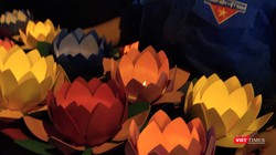 Các lực lượng thanh niên hỗ trợ Lễ thả hoa đăng tưởng niệm người mất vì COVID-19. Ảnh: Hoà Bình 