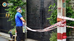 Tình nguyện viên trao tặng nhiều túi thuốc tới F0 cách ly tại nhà. Ảnh: HCDC