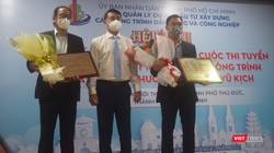 Ông Nguyễn Văn Trường – Phó Giám đốc Ban QLDA ĐTXD trao giải cho 2 đơn vị đồng Giải Nhì. Ảnh: Hoà Bình 