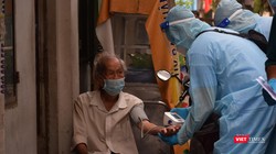 Quận 3 tiêm vaccine COVID-19 cho người già yếu, đi lại khó khăn. Ảnh: HCDC 