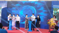 Ông Mai Hùng Dũng – Phó Chủ tịch thường trực UBND tỉnh Bình Dương cùng các lãnh đạo nhấn nút Khai trương sàn Thương mại điện tử tỉnh Bình Dương - Ảnh: Hoà Bình