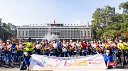Đoàn lãnh đạo Thành phố và đại biểu tham gia chương trình đạp xe đạp diễu hành qua Dinh Độc Lập 