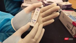 Test nhanh kháng nguyên COVID-19. Ảnh: Hoà Bình