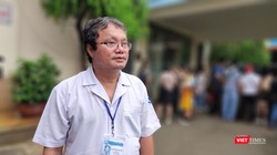 Bác sĩ Trương Hữu Khanh – chuyên gia chống dịch bệnh truyền nhiễm nguy hiểm, nguyên Trưởng khoa Nhiễm - Thần kinh (Bệnh viện Nhi Đồng 1-TP.HCM). Ảnh: Hòa Bình