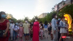 Người dân TP.HCM đi chơi ở Đường hoa Tết nguyên đán Nhâm Dần. Ảnh: Minh Tuệ
