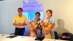 Từ trái qua: Ông Lê Hoàng Thạch - CEO Voiz FM, nhà văn Nguyễn Nhật Ánh và ca sĩ Phạm Đình Thái Ngân