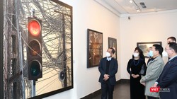 Đại biểu tham quan không gian trưng bày mỹ thuật đương đại