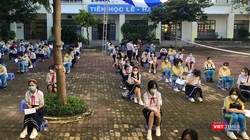 Với lứa tuổi học sinh, được đến trường học trực tiếp là niềm vui. Ảnh: Hoà Bình