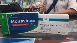 Thuốc kháng virus Molnupiravir được bán tại nhiều hiệu thuốc khu vực TP.HCM và Hà Nội nhưng người dân bắt buộc phải có bác sĩ kê đơn mới được mua 