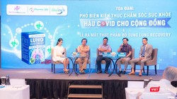 Bác sĩ Trương Hữu Khanh - người thứ hai từ trái qua, bác sĩ Nguyễn Thanh Sang – Giám đốc Trung tâm Phục hồi chức năng vật lý trị liệu và tâm lý trị liệu sau nhiễm COVID-19 (Bệnh viện Lê Văn Thịnh) - người ngồi chính giữa - tại Tọa đàm chăm sóc sức khỏe hậu COVID-19 tại TP.HCM với sự tham gia của nhiều bác sĩ, dược sĩ