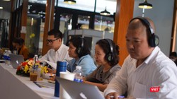 Ban Giám khảo phỏng vấn các đơn vị lữ hành và chấm điểm dự án tại cuộc thi. Ảnh: Hòa Bình