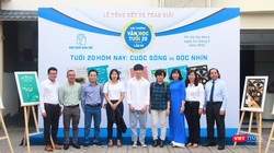 Ban tổ chức và Ban giám khảo chụp ảnh với các tác giả đoạt giải