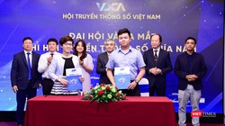 Trước sự chứng kiến của lãnh đạo Hội Truyền thông số, các doanh nghiệp ký kết hợp tác phát triển kinh tế số tại Lễ ra mắt Chi hội miền Nam. Ảnh: Hòa Bình