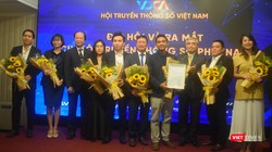 Ông Nguyễn Minh Hồng – Chủ tịch Hội Truyền thông số Việt Nam trao Quyết định thành lập và công nhận Ban chấp hành Chi hội miền Nam. Ảnh: Hòa Bình 