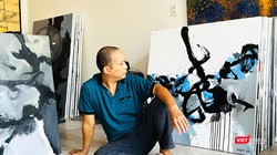 Họa sĩ Trần Vĩnh Thịnh bên các tác phẩm trừu tượng