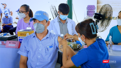 Tiêm vắc xin phòng COVID-19 mũi nhắc lại tại Khu chế xuất Tân Thuận (quận 7)