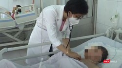 Bác sĩ chăm sóc bệnh nhi mắc tay chân miệng