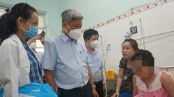 Thứ trưởng Y tế Nguyễn Trường Sơn kiểm tra công tác điều trị bệnh sốt xuất huyết tại Bệnh viện quận 8, TP.HCM