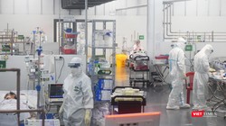 Đồng nghiệp hỗ trợ TP.HCM tại Trung tâm Hồi sức COVID-19 BV Trung ương Huế, khu vực điều trị Bệnh nhân nặng. Ảnh: Hoà Bình