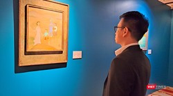 Giám tuyển Ace Lê trao đổi với VietTimes về triển lãm "Hồn xưa bến lạ" đang trưng bày 56 tranh Đông Dương. Ảnh: Hòa Bình