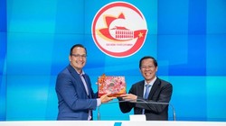 Chủ tịch UBND TP.HCM Phan Văn Mãi tặng quà lưu niệm lãnh đạo Sàn giao dịch chứng khoán NASDAQ. Ảnh: TTBC TP.HCM cung cấp