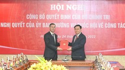 Chủ tịch Quốc hội Vương Đình Huệ trao quyết định của Bộ Chính trị cho đồng chí Ngô Văn Tuấn. (Ảnh: Duy Linh)